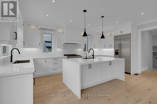 90 Howard Road, Newmarket, ON - Indoor Photo Showing Kitchen With Upgraded Kitchen