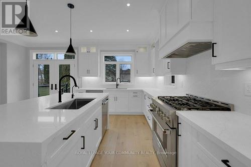 90 Howard Road, Newmarket, ON - Indoor Photo Showing Kitchen With Upgraded Kitchen