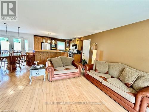 806 Regional 1 Road, Norfolk, ON - Indoor Photo Showing Living Room