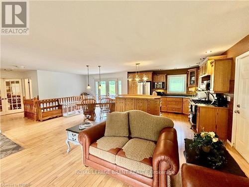 806 Regional 1 Road, Norfolk, ON - Indoor Photo Showing Living Room