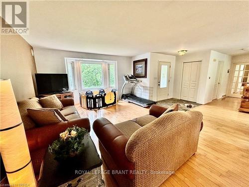 806 Regional 1 Road, Norfolk, ON - Indoor Photo Showing Living Room