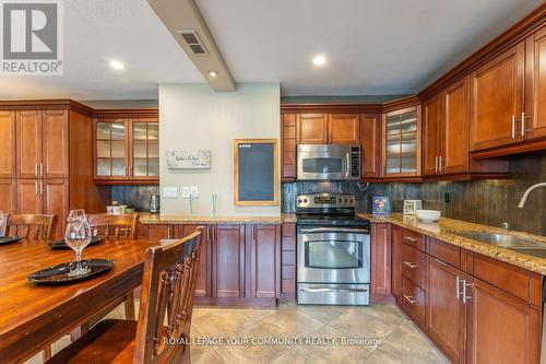 704 - 15 Elizabeth Street N, Mississauga, ON - Indoor Photo Showing Kitchen