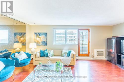 704 - 15 Elizabeth Street N, Mississauga, ON - Indoor Photo Showing Living Room