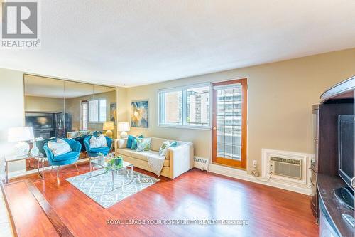 704 - 15 Elizabeth Street N, Mississauga, ON - Indoor Photo Showing Living Room