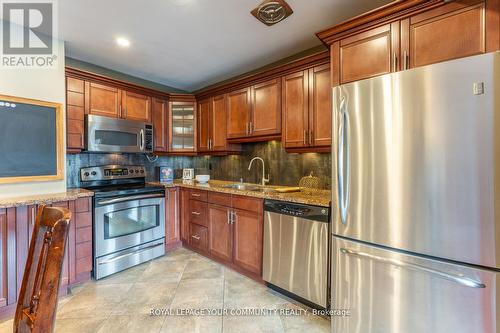 704 - 15 Elizabeth Street N, Mississauga, ON - Indoor Photo Showing Kitchen