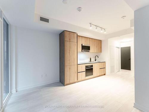 2506-127 Broadway Ave, Toronto, ON - Indoor Photo Showing Kitchen