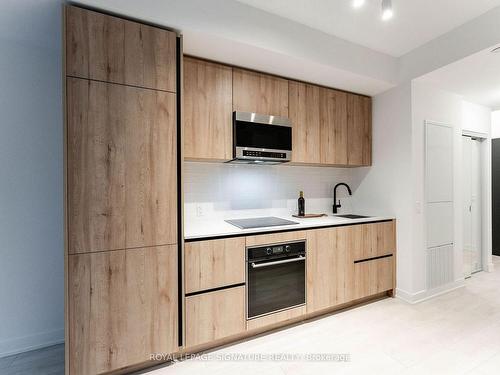 2506-127 Broadway Ave, Toronto, ON - Indoor Photo Showing Kitchen