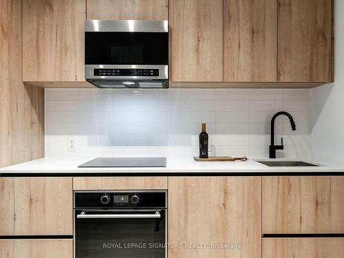 2506-127 Broadway Ave, Toronto, ON - Indoor Photo Showing Kitchen