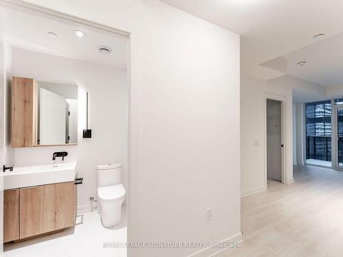 2506-127 Broadway Ave, Toronto, ON - Indoor Photo Showing Bathroom