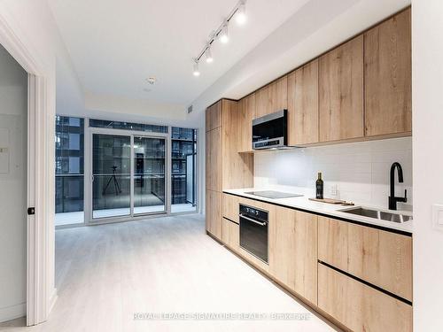 2506-127 Broadway Ave, Toronto, ON - Indoor Photo Showing Kitchen