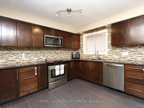 18 Wright St, Brampton, ON - Indoor Photo Showing Kitchen With Upgraded Kitchen