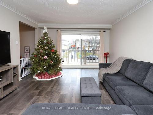 18 Wright St, Brampton, ON - Indoor Photo Showing Living Room