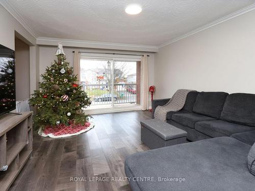 18 Wright St, Brampton, ON - Indoor Photo Showing Living Room