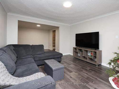 18 Wright St, Brampton, ON - Indoor Photo Showing Living Room