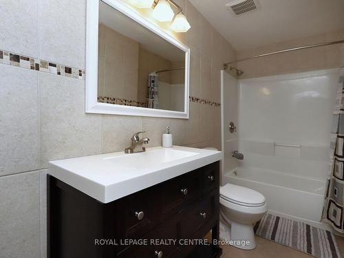 18 Wright St, Brampton, ON - Indoor Photo Showing Bathroom