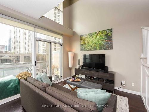 304-225 Webb Dr, Mississauga, ON - Indoor Photo Showing Living Room