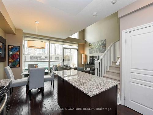 304-225 Webb Dr, Mississauga, ON - Indoor Photo Showing Kitchen With Upgraded Kitchen