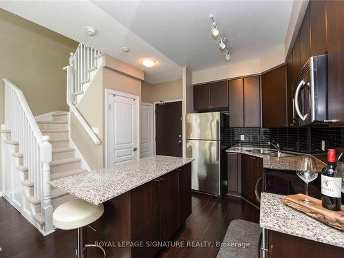 304-225 Webb Dr, Mississauga, ON - Indoor Photo Showing Kitchen With Upgraded Kitchen