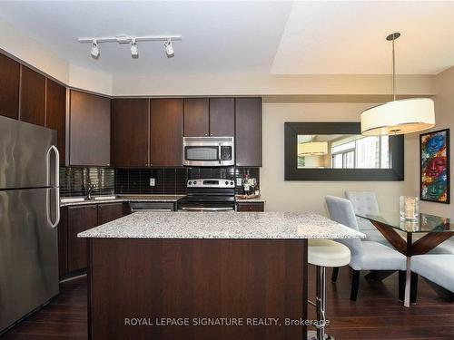 304-225 Webb Dr, Mississauga, ON - Indoor Photo Showing Kitchen With Upgraded Kitchen