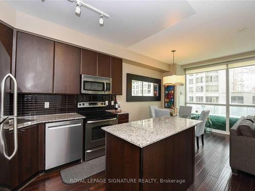 304-225 Webb Dr, Mississauga, ON - Indoor Photo Showing Kitchen