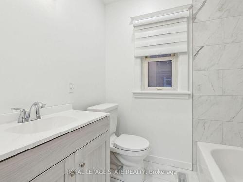 28 Connaught Ave N, Hamilton, ON - Indoor Photo Showing Bathroom