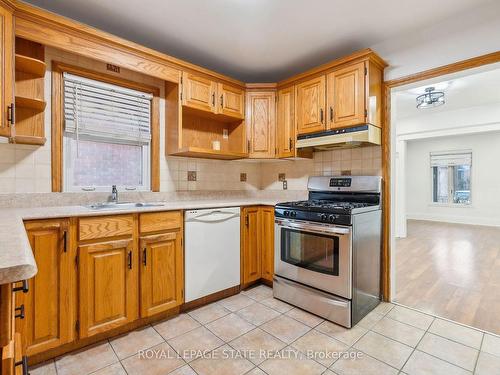 28 Connaught Ave N, Hamilton, ON - Indoor Photo Showing Kitchen