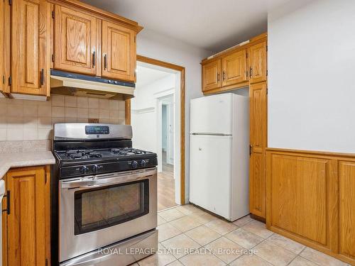 28 Connaught Ave N, Hamilton, ON - Indoor Photo Showing Kitchen