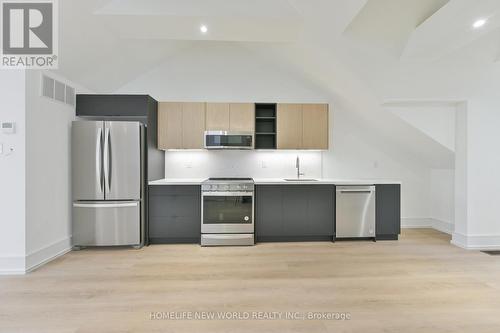 Upper - 995 Dufferin Street, Toronto, ON - Indoor Photo Showing Kitchen