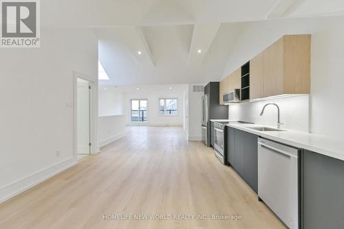 Upper - 995 Dufferin Street, Toronto, ON - Indoor Photo Showing Kitchen