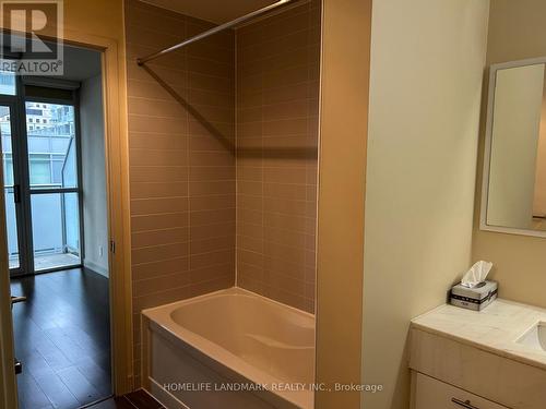 1008 - 21 Nelson Street, Toronto, ON - Indoor Photo Showing Bathroom