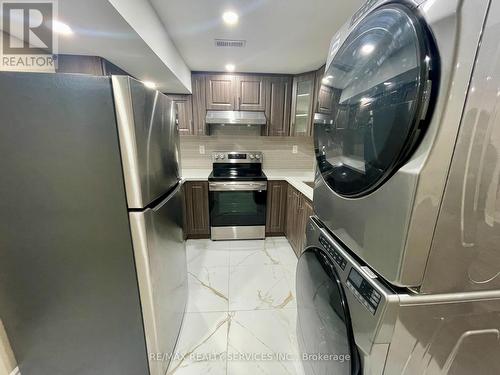 23 Pearson Road, Brampton, ON - Indoor Photo Showing Kitchen