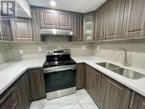 23 Pearson Road, Brampton, ON - Indoor Photo Showing Kitchen With Double Sink With Upgraded Kitchen