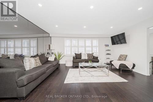 5 Orsi Road, Caledon, ON - Indoor Photo Showing Living Room