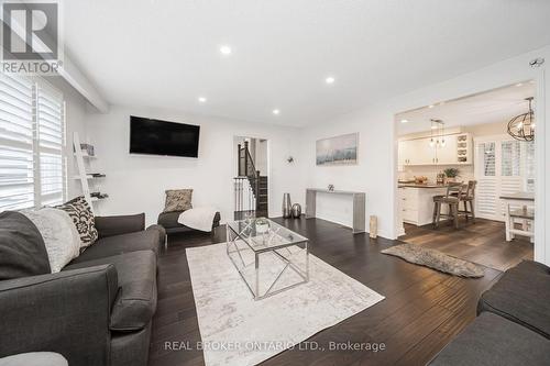 5 Orsi Road, Caledon, ON - Indoor Photo Showing Living Room