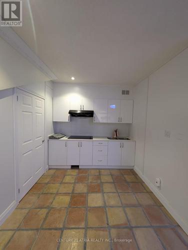 2 - 15 Canham Crescent, Toronto, ON - Indoor Photo Showing Kitchen