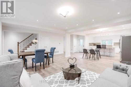 986 Robinson Street, Innisfil, ON - Indoor Photo Showing Living Room