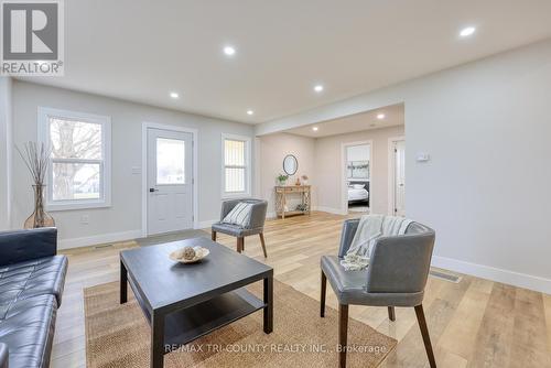 4537 Westchester Bourne, Thames Centre, ON - Indoor Photo Showing Living Room