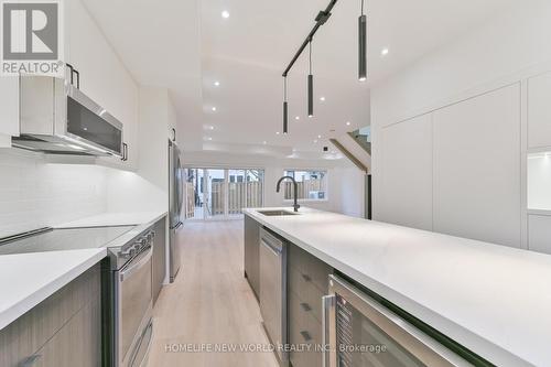 Laneway - 995 Dufferin Street, Toronto, ON - Indoor Photo Showing Kitchen With Upgraded Kitchen