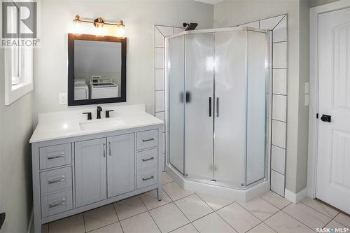 387 2Nd Avenue Nw, Swift Current, SK - Indoor Photo Showing Bathroom