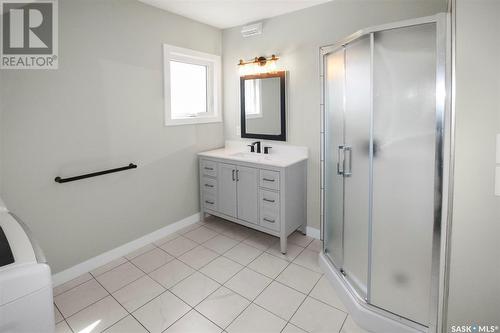 387 2Nd Avenue Nw, Swift Current, SK - Indoor Photo Showing Bathroom