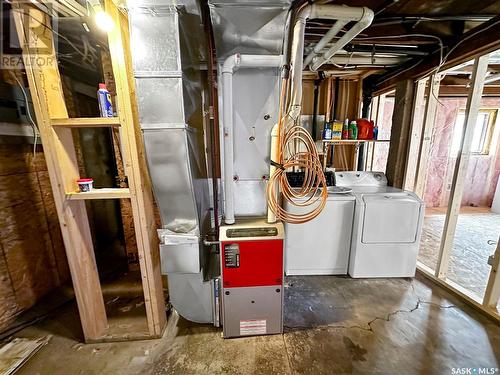 387 2Nd Avenue Nw, Swift Current, SK - Indoor Photo Showing Laundry Room