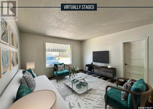 387 2Nd Avenue Nw, Swift Current, SK - Indoor Photo Showing Living Room