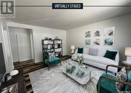 387 2Nd Avenue Nw, Swift Current, SK - Indoor Photo Showing Living Room