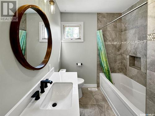 387 2Nd Avenue Nw, Swift Current, SK - Indoor Photo Showing Bathroom