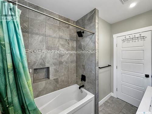 387 2Nd Avenue Nw, Swift Current, SK - Indoor Photo Showing Bathroom