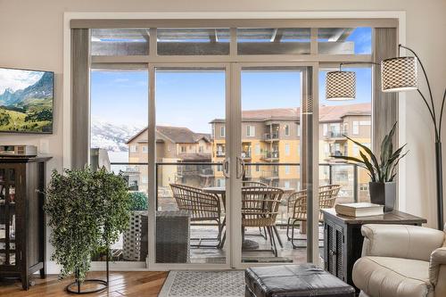 6304-4026 Pritchard Drive, West Kelowna, BC - Indoor Photo Showing Living Room