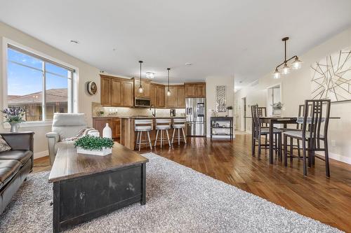 6304-4026 Pritchard Drive, West Kelowna, BC - Indoor Photo Showing Living Room