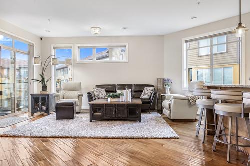 6304-4026 Pritchard Drive, West Kelowna, BC - Indoor Photo Showing Living Room