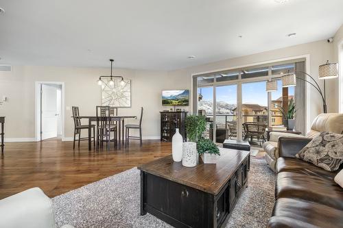 6304-4026 Pritchard Drive, West Kelowna, BC - Indoor Photo Showing Living Room