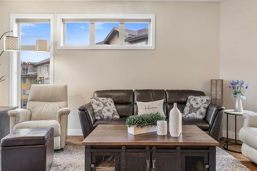 6304-4026 Pritchard Drive, West Kelowna, BC - Indoor Photo Showing Living Room